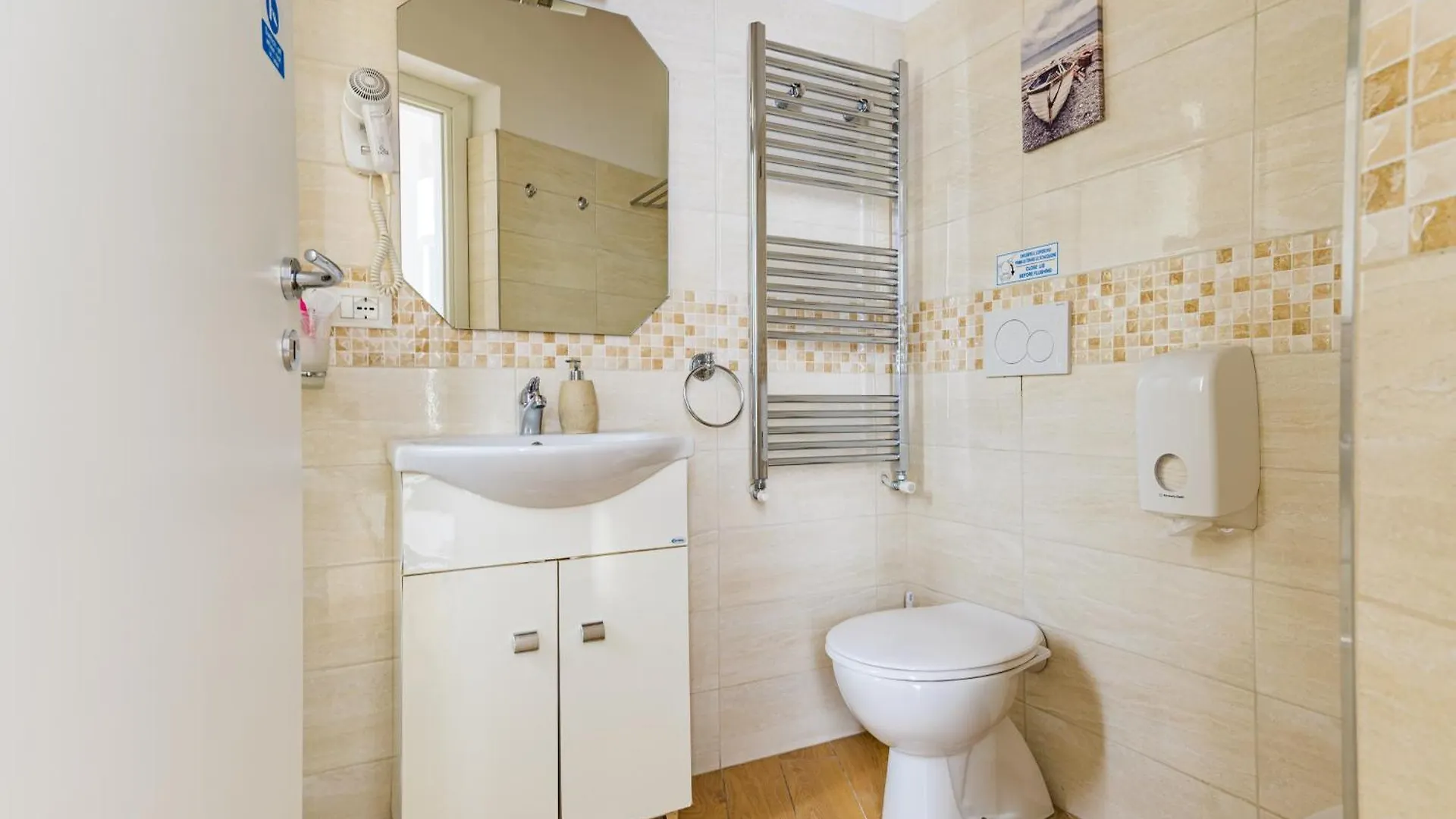 L'Opera Rooms & Suite La Spezia 3*,